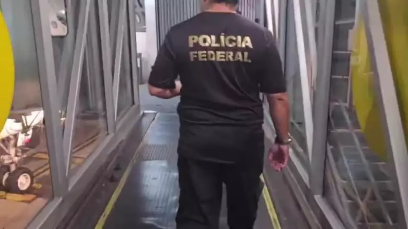 Brasileira resgatada de exploração sexual na Ásia é recebida pela Polícia Federal no Brasil