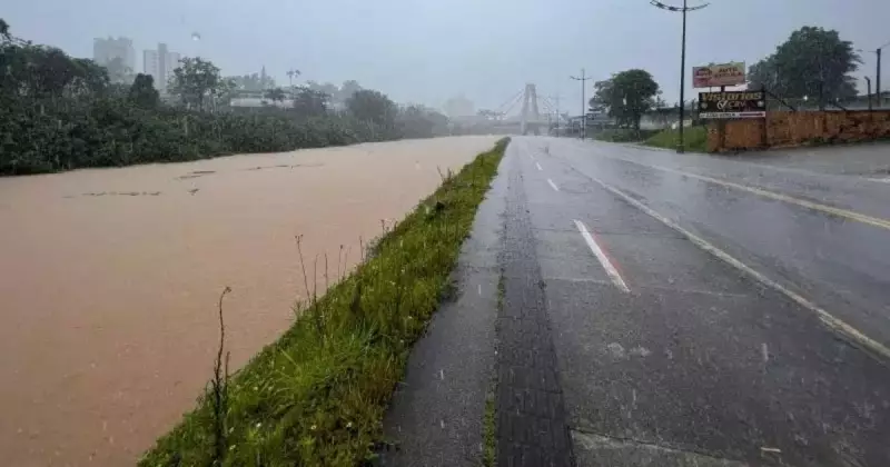 Brusque em alerta: Rio Itajaí Mirim sobe após chuvas intensas de 73 mm em 24 horas