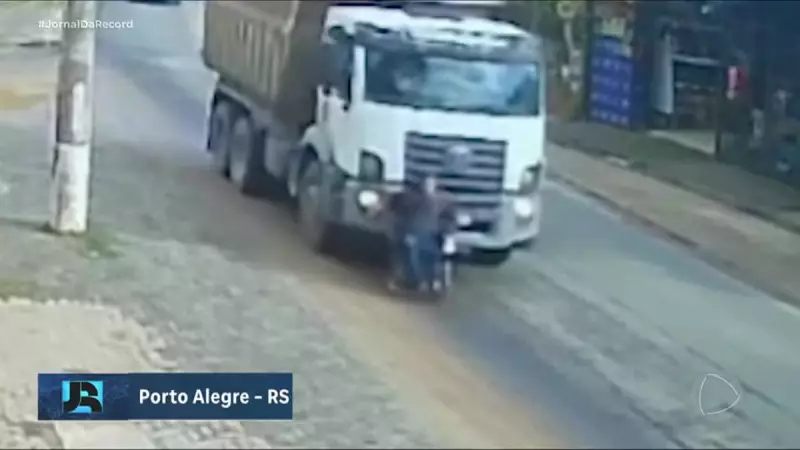 Cadeirante é arrastado por caminhão em Porto Alegre: veja o que aconteceu