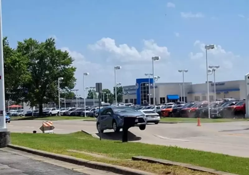 Calor extremo nos EUA faz asfalto ceder e carro "voa" em cena impressionante