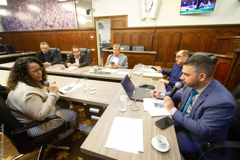 Câmara de Bauru ouve testemunhas em investigação sobre desvios de doações do Fundo Social para igreja ligada à família da prefeita