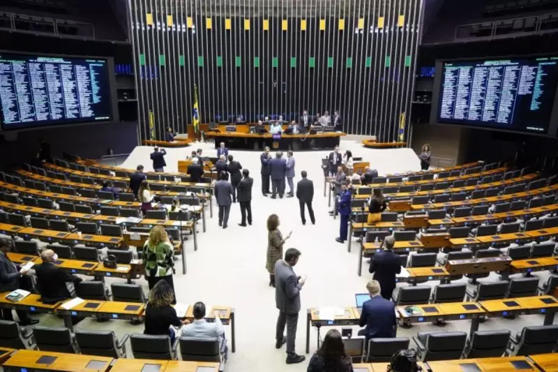 Câmara pode votar aumento de penas para abandono de idosos: entenda o projeto