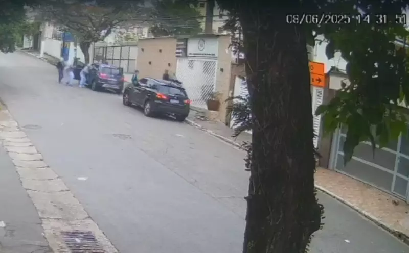 Câmera de segurança flagra arrastão em frente a casa de repouso na Zona Sul de SP