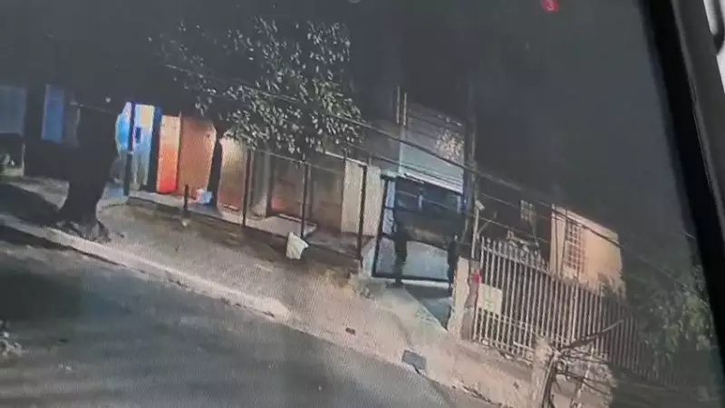 Câmera de segurança flagra assalto a portão de prédio em BH; veja o vídeo