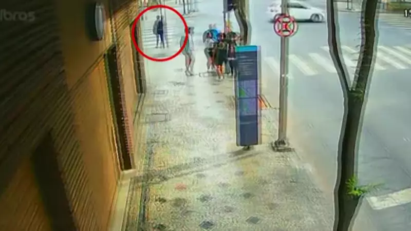 Câmeras de segurança flagram atropelamentos por ônibus no centro de Belo Horizonte