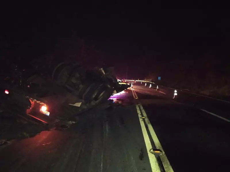 Caminhão carregado de chapas de aço tomba na Rodovia Lúcio Meira em Barra do Piraí