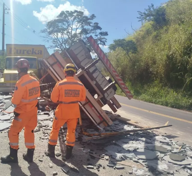 Caminhão carregado de granito tomba e colide com outro na BR-267 em Juiz de Fora