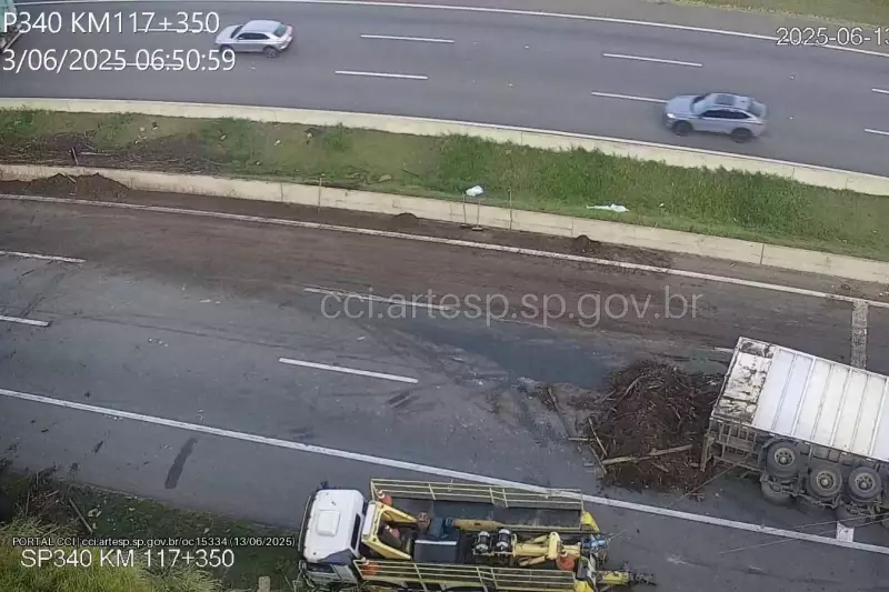 Caminhão carregado de madeira tomba e bloqueia rodovia em Campinas: veja detalhes