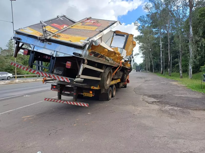 Caminhão carregando outro caminhão: cena inusitada flagrada pela PRF no RS