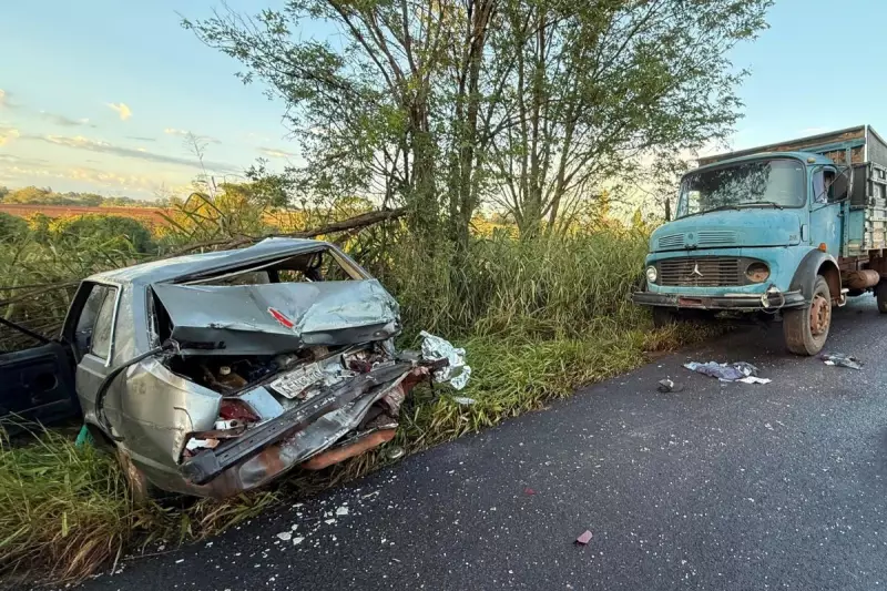 Caminhão colide com carro em rodovia do Paraná: veja detalhes do acidente