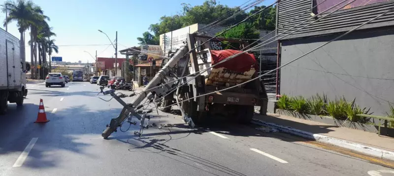 Caminhão colide com poste e deixa mais de 40 casas sem energia em Montes Claros