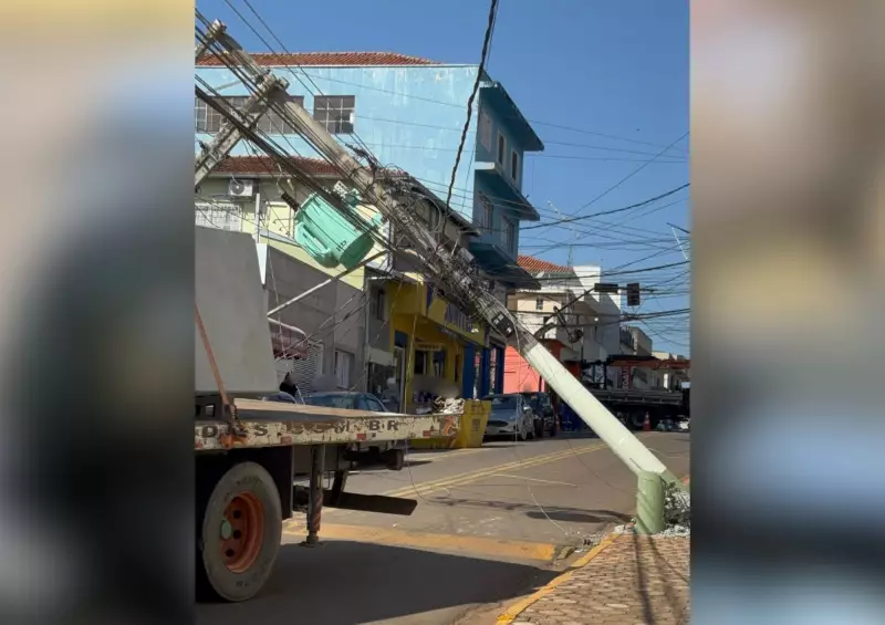 Caminhão colide com poste e deixa moradores sem energia em Itaberá: saiba detalhes