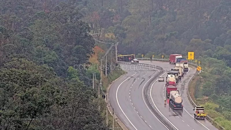 Caminhão com 8 toneladas de chocolate tomba na Rodovia Raposo Tavares em Alumínio