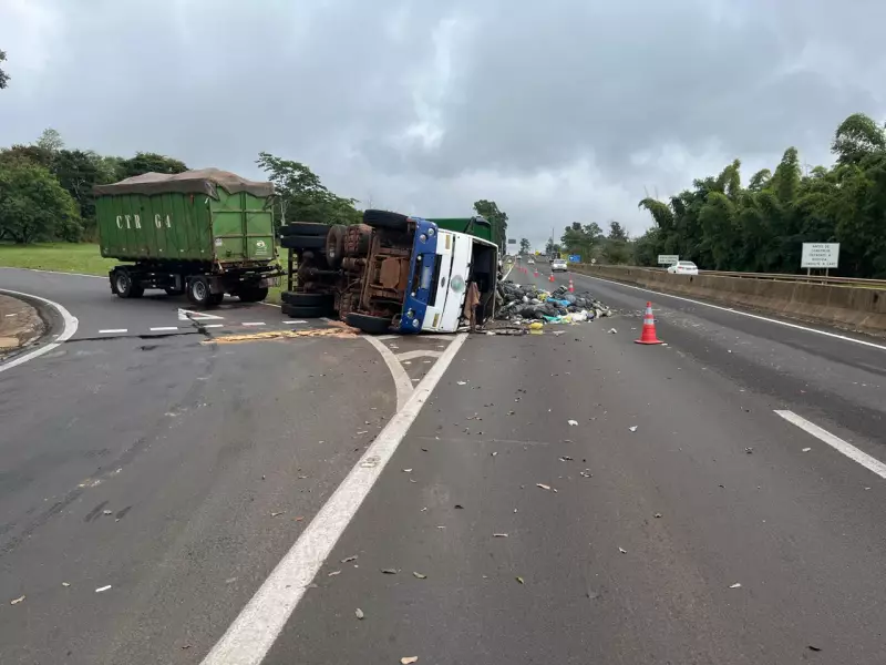 Caminhão com carga de materiais recicláveis tomba na Rodovia Raposo Tavares em Presidente Prudente