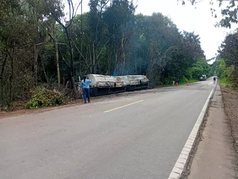 Caminhão com combustível tomba e causa incêndio em reserva indígena na BR-174