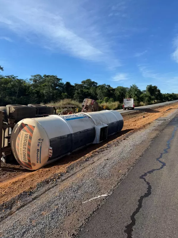 Caminhão com etanol tomba na BR-163 e causa interdição em Mato Grosso