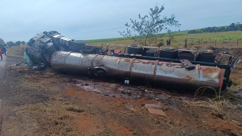 Caminhão com soda cáustica tomba na BR-153 e interdita rodovia em Centralina (MG)