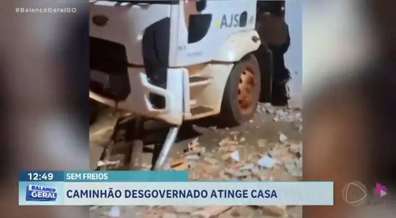 Caminhão de lixo desgovernado invade residência em Santa Helena (GO) e causa destruição