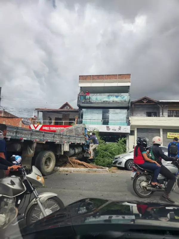 Caminhão derruba árvore, atinge veículos e deixa três feridos em Campina Grande