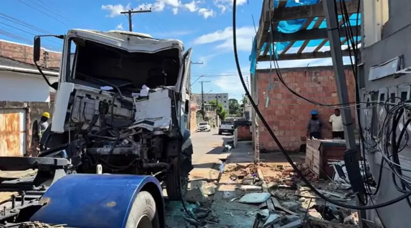 Caminhão desgovernado causa destruição e fere duas crianças em Manaus