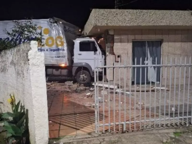 Caminhão desgovernado invade casa em SC e atinge homem que dormia no quarto