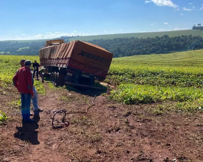 Caminhão fica 13 dias atolado em lavoura no Paraná e caso vira disputa judicial