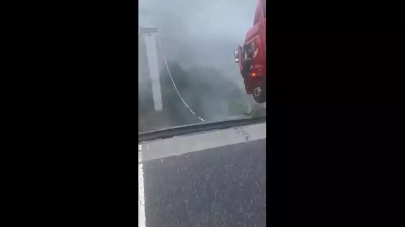 Caminhão fica pendurado em rodovia na China após ponte desabar; assista ao vídeo chocante