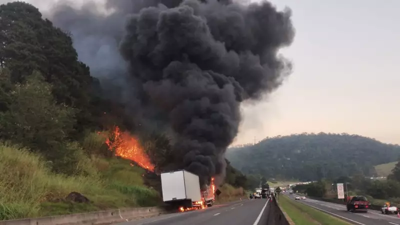 Caminhão pega fogo e interdita Rodovia D. Pedro I em Valinhos; veja imagens