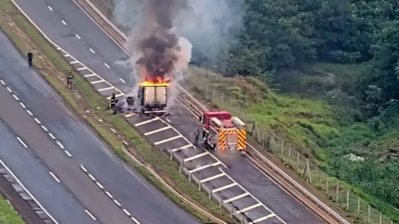 Caminhão pega fogo e interdita rodovia SP-225 em Bauru: veja detalhes