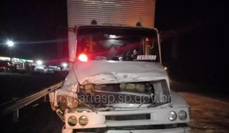 Caminhão perde freio e colide com carreta bitrem na SP-280 em Quadra; veja detalhes