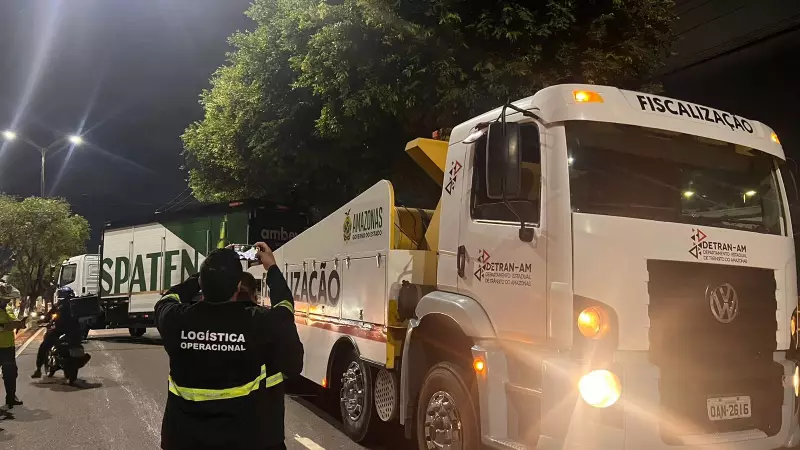 Caminhão quebrado causa bloqueio e acidente na contramão em Manaus