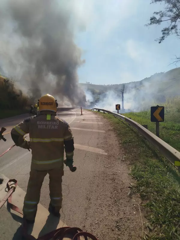Caminhão-tanque tomba e pega fogo na BR-040: veja o vídeo do acidente
