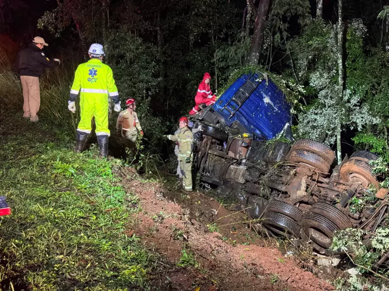 Caminhão-tanque tomba em Virmond e causa transtornos na região