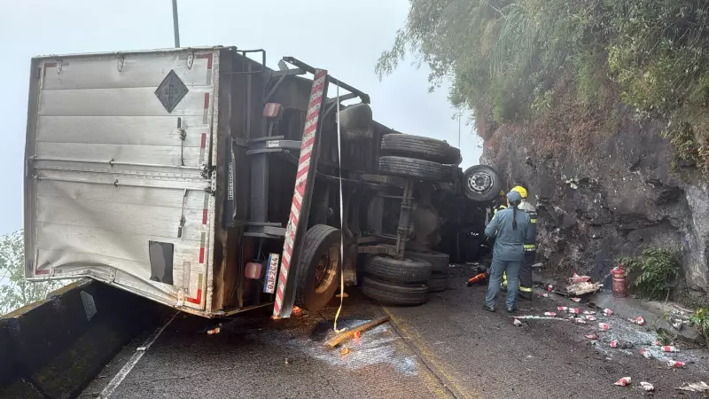 Caminhão tomba e interdita Serra do Rio do Rastro em SC; feridos em estado grave