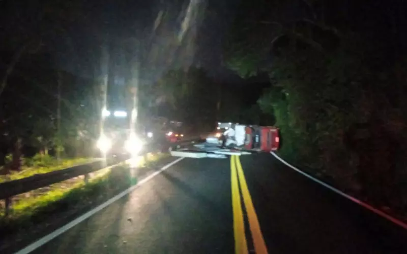 Caminhão tomba em curva perigosa na MG-350 e interdita rodovia no Sul de Minas