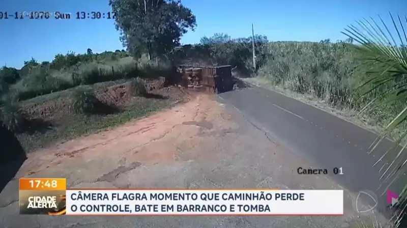 Caminhão tomba em Itápolis, SP, após bater em barranco: veja detalhes do acidente