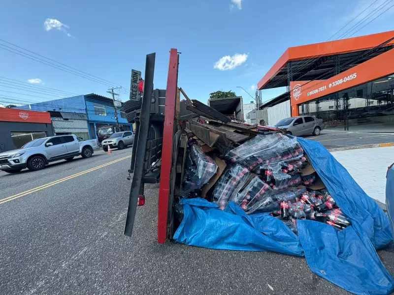 Caminhão tomba em Manaus: acidente na Zona Sul assusta moradores