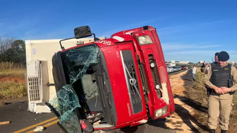 Caminhão tomba na Avenida K e causa transtorno no trânsito em direção a Prata