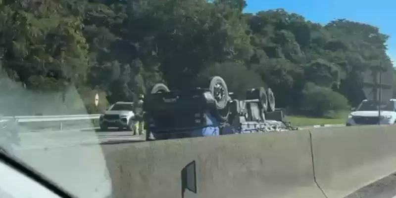 Caminhão tomba na Via Dutra em Volta Redonda e deixa homem ferido