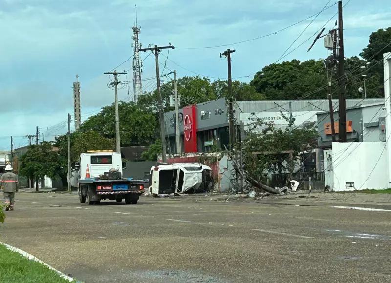 Caminhonete capota após colisão com poste em Boa Vista: três feridos