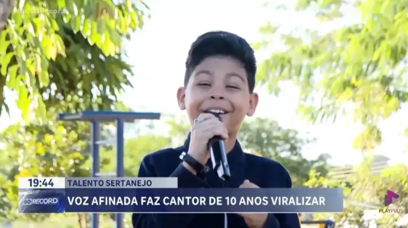 Cantor mirim de 10 anos encanta a internet com voz afinada e amor pela música sertaneja