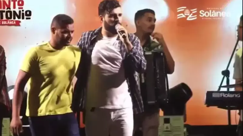 Cantor se emociona no palco ao lembrar de ex-namorada assassinada: 'Tristeza imensa'