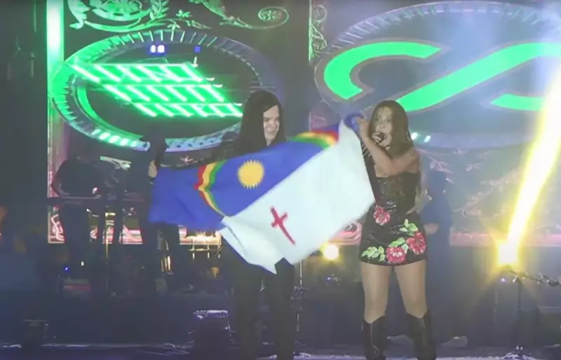 Cantora da Banda Calcinha Preta confunde bandeira de Pernambuco com do Corinthians em vídeo viral