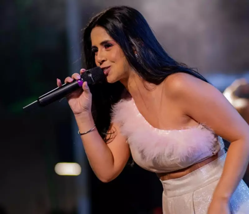 Cantora sertaneja tem cabelo cortado à força em frente à casa em SC: veja detalhes