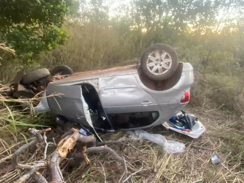 Capotamento na MG-181 deixa mulher, filha e neto feridos em acidente grave
