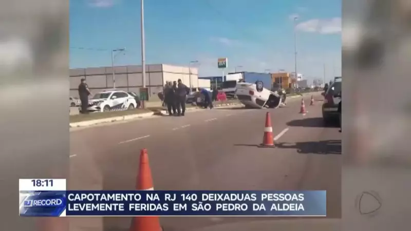 Capotamento na RJ-140 deixa duas pessoas levemente feridas em São Pedro da Aldeia