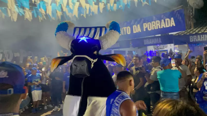 Caprichoso encanta Parintins com cortejo duplo nas ruas durante o Festival de Parintins 2025