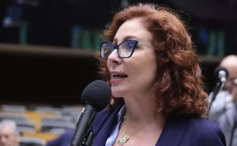 Carla Zambelli deixa o Brasil após condenação e anuncia licença do mandato