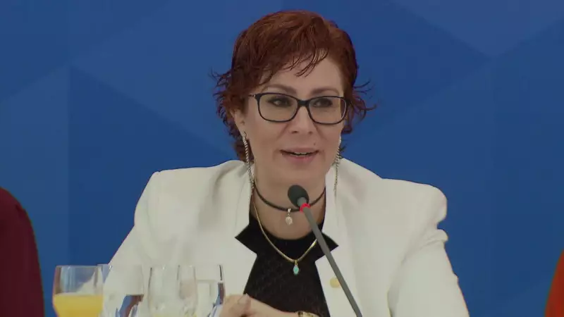 Carla Zambelli deixa o Brasil: relembre a trajetória polêmica da deputada condenada por crimes digitais