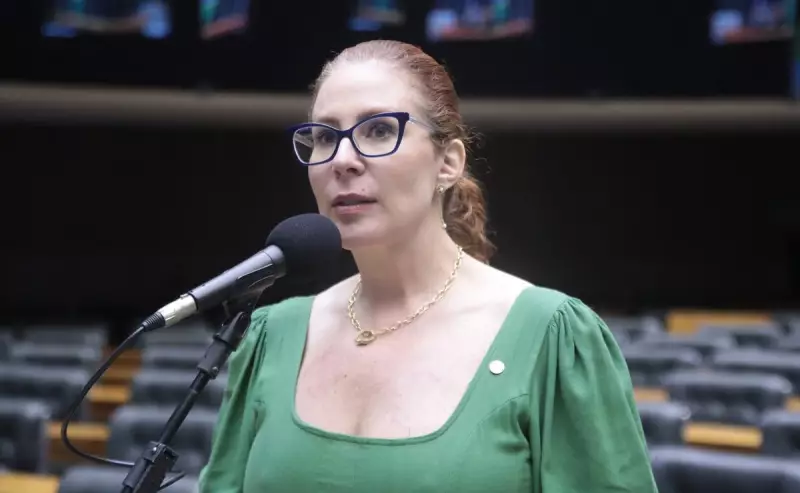 Carla Zambelli é alvo de investigação por coação e obstrução de Justiça, decide Moraes